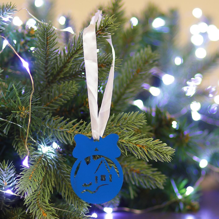 Елочная подвеска металлическая с лентой "Шар домики" 7см синяя