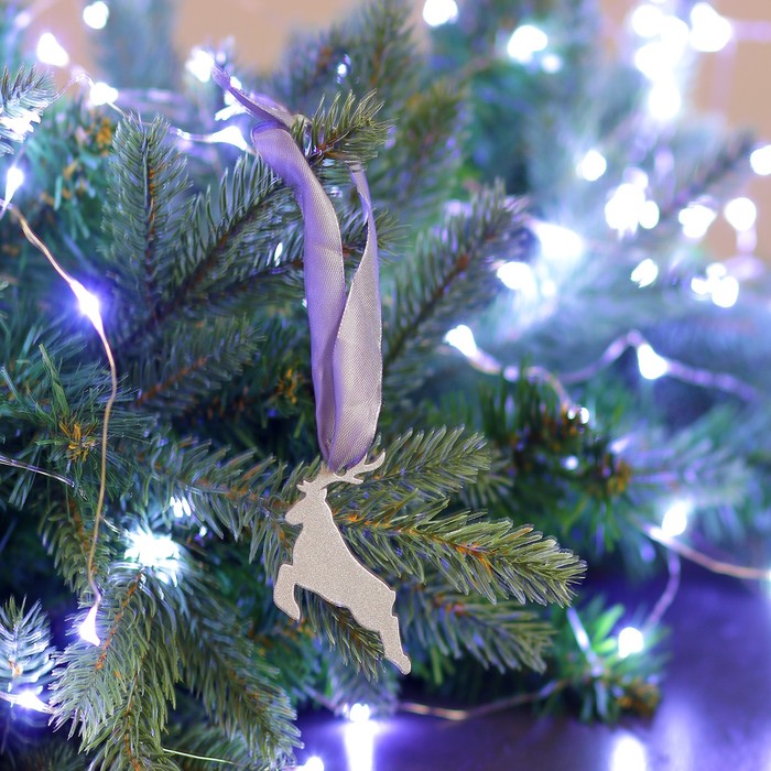 Елочная подвеска металлическая с лентой "Северный олень" 7см серебряная