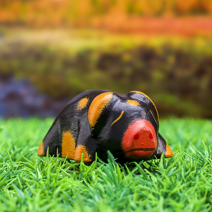 Сувенир дерево "Тёмная свинка" 9х6х3 см