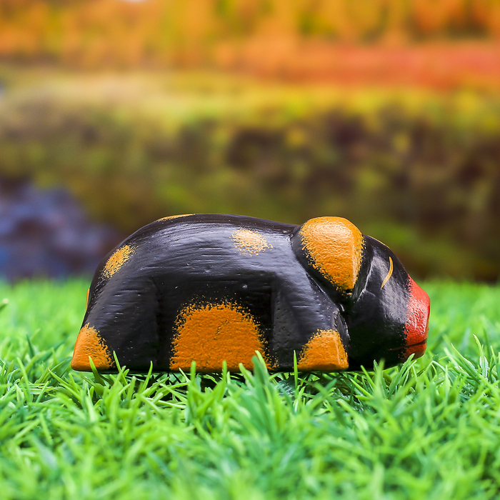 Сувенир дерево "Тёмная свинка" 9х6х3 см