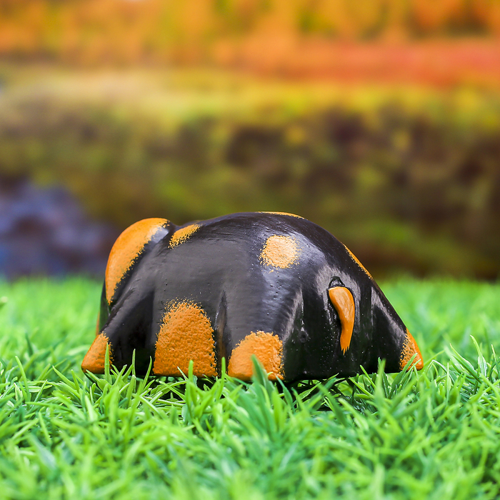 Сувенир дерево "Тёмная свинка" 9х6х3 см