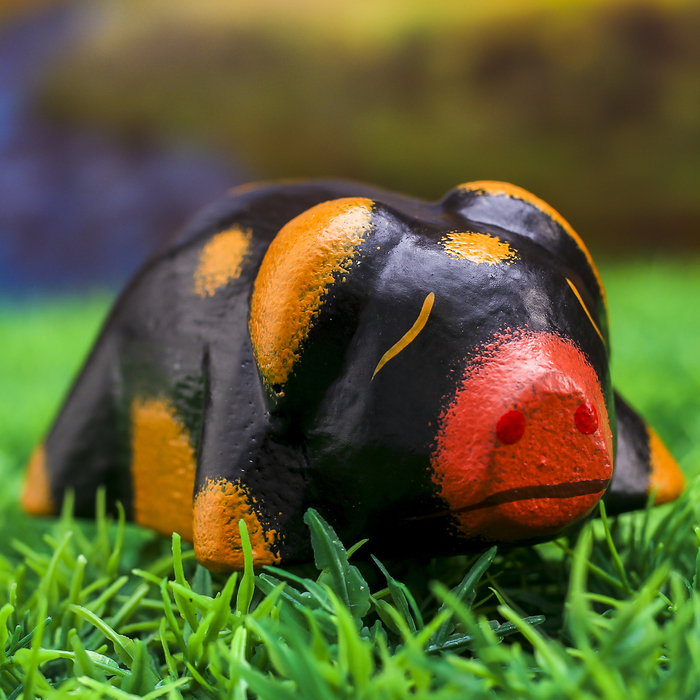 Сувенир дерево "Тёмная свинка" 9х6х3 см