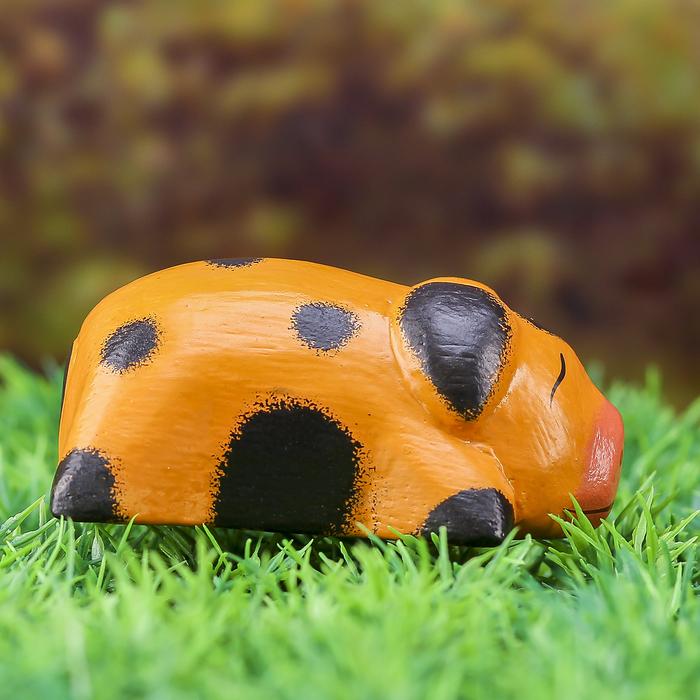 Сувенир дерево "Светлая свинка" 9х6х3 см