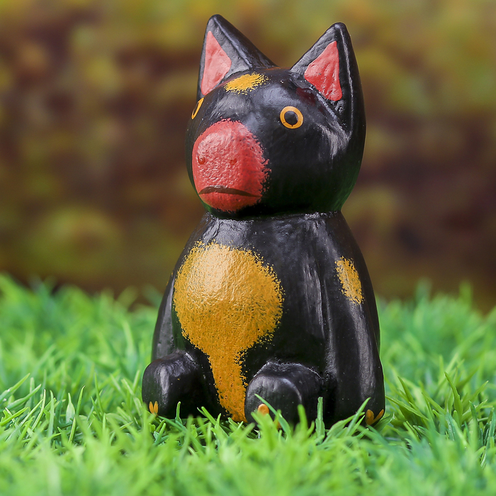 Сувенир дерево "Свинка тёмная сидит" 6х4х8 см