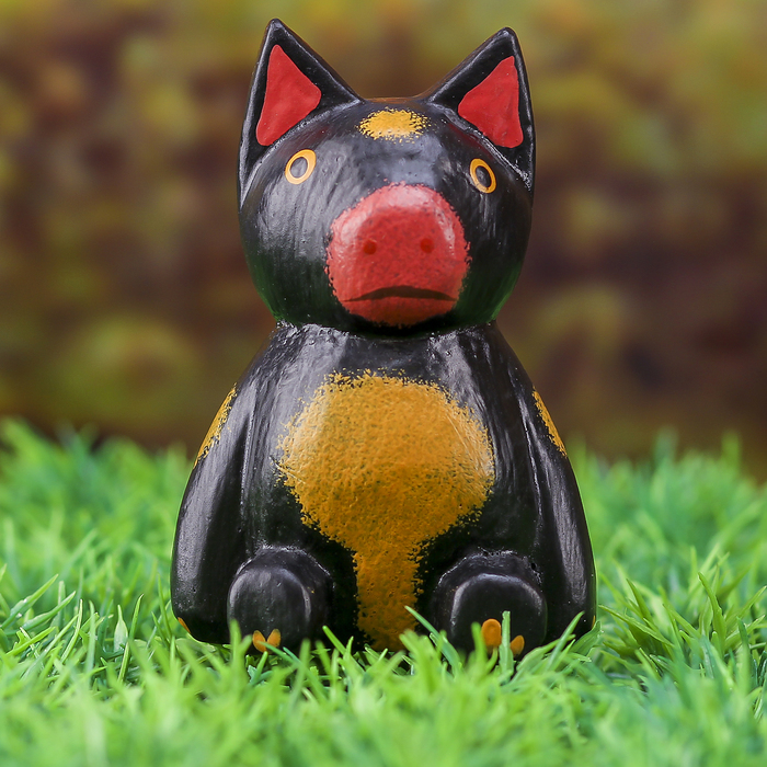 Сувенир дерево "Свинка тёмная сидит" 6х4х8 см