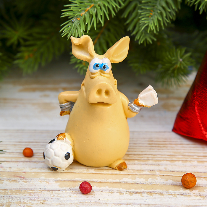 Сувенир полистоун "Свин-футболист" 7х6х3,8 см