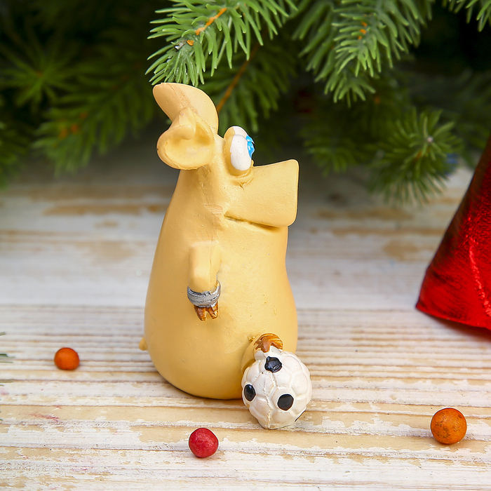 Сувенир полистоун "Свин-футболист" 7х6х3,8 см