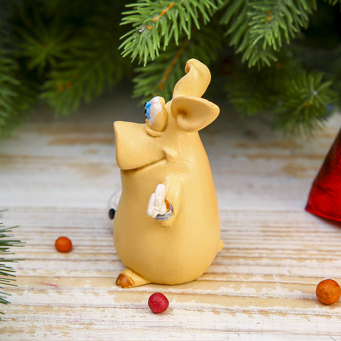 Сувенир полистоун "Свин-футболист" 7х6х3,8 см