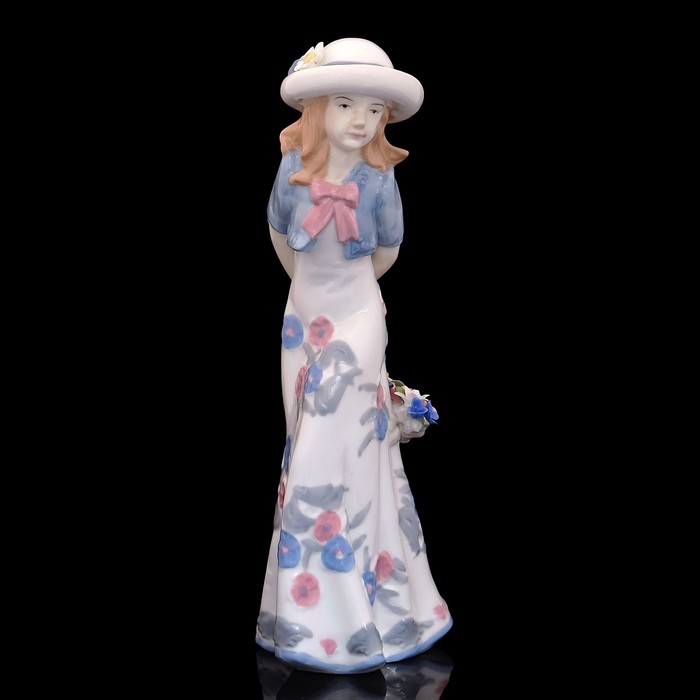 Сувенир «Девушка», 12×11×36 см, фарфор