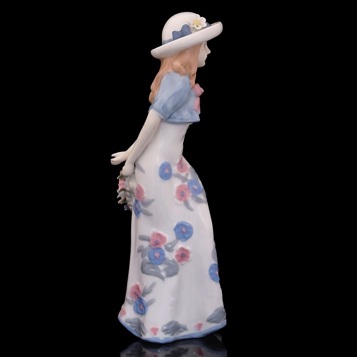 Сувенир «Девушка», 12×11×36 см, фарфор