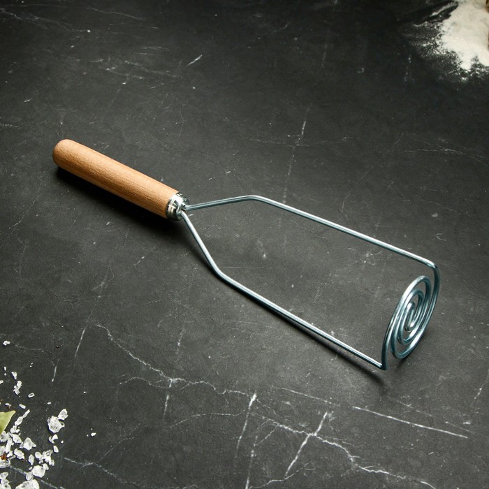 Толкушка с деревянной ручкой Спиральная, 27 см толкушка комбинированная с пластиковой ручкой