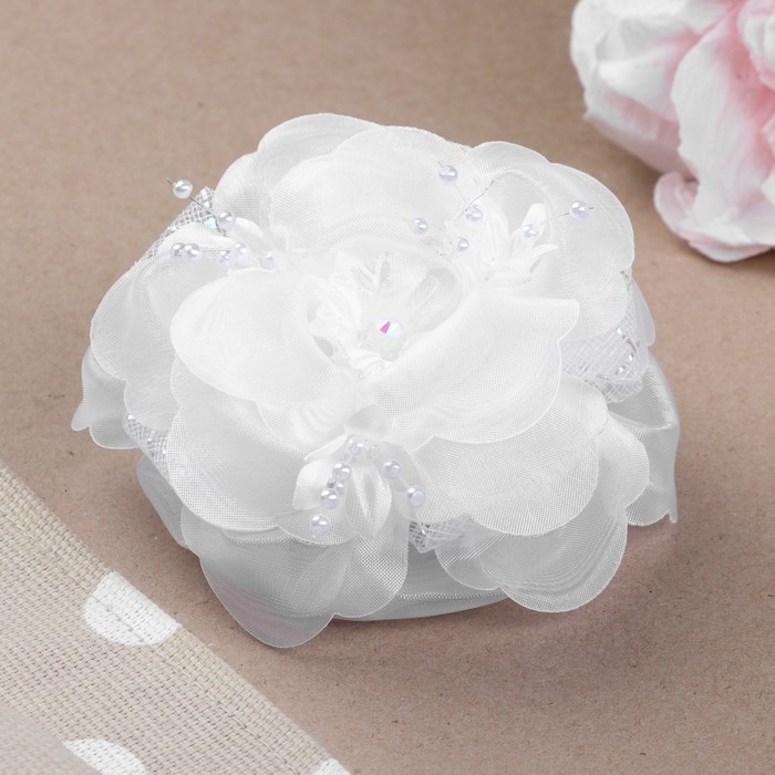 Бант для девочек с резинкой "Безешка", с розовыми цветочками, 11 см, белый