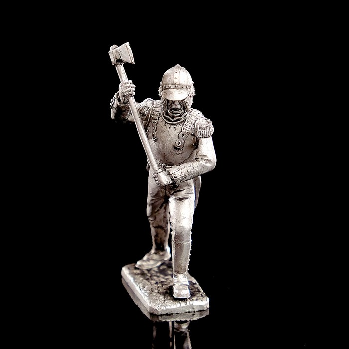 Оловянный солдатик "Сапер инженерного корпуса армии Наполеона в траншейном снаряжении 1812 г   38805