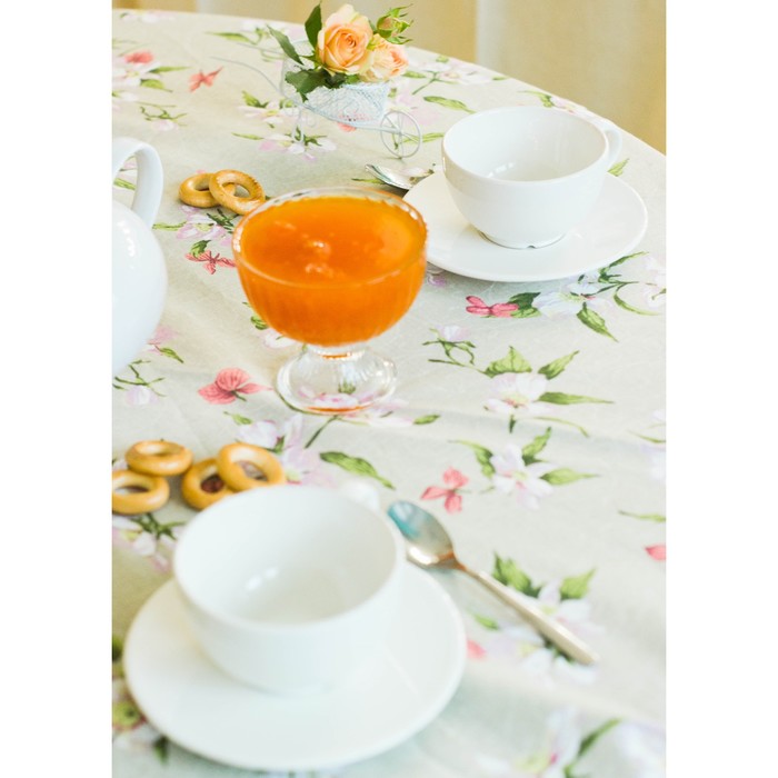 Набор "Нарциссы", скатерть- диаметр 180 см, салфетки 32х32 см-6 шт.