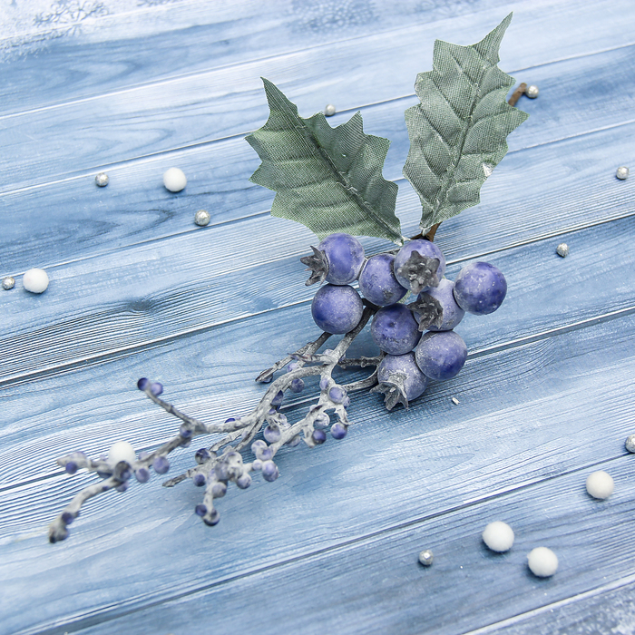 Декор "Зимнее волшебство" веточка с черникой, 12 см
