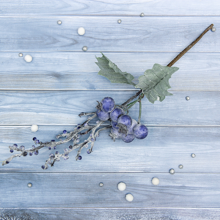 Декор "Зимнее волшебство" веточка с черникой, 12 см