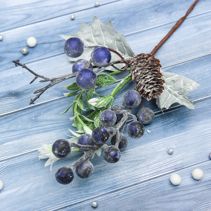 Декор "Зимнее волшебство" веточка с шишкой, черникой и цветами, 15 см