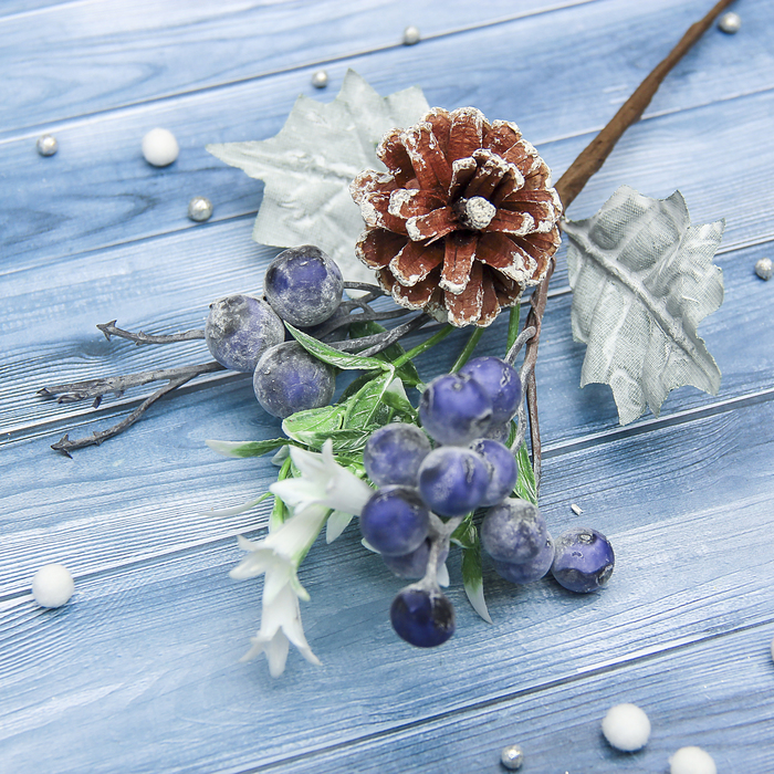 Декор "Зимнее волшебство" веточка с шишечкой, черникой и цветами, 15 см