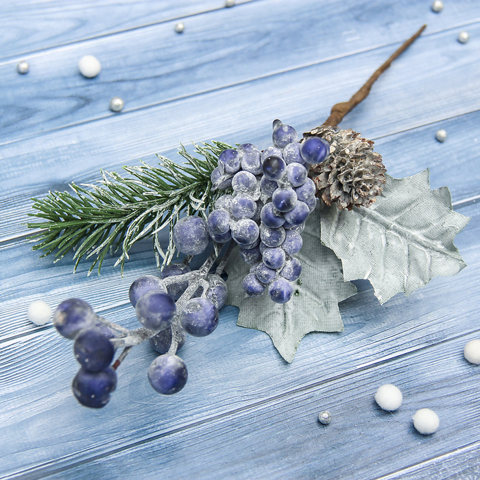Декор "Зимнее волшебство" ель с черникой и кедровой шишкой, 15 см
