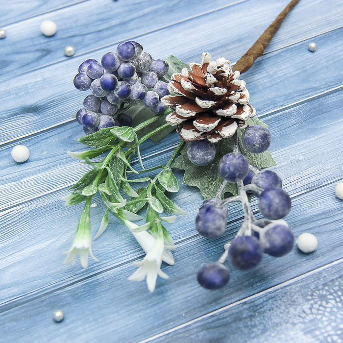 Декор "Зимнее волшебство" шишка с цветами и синими ягодами, 10 см