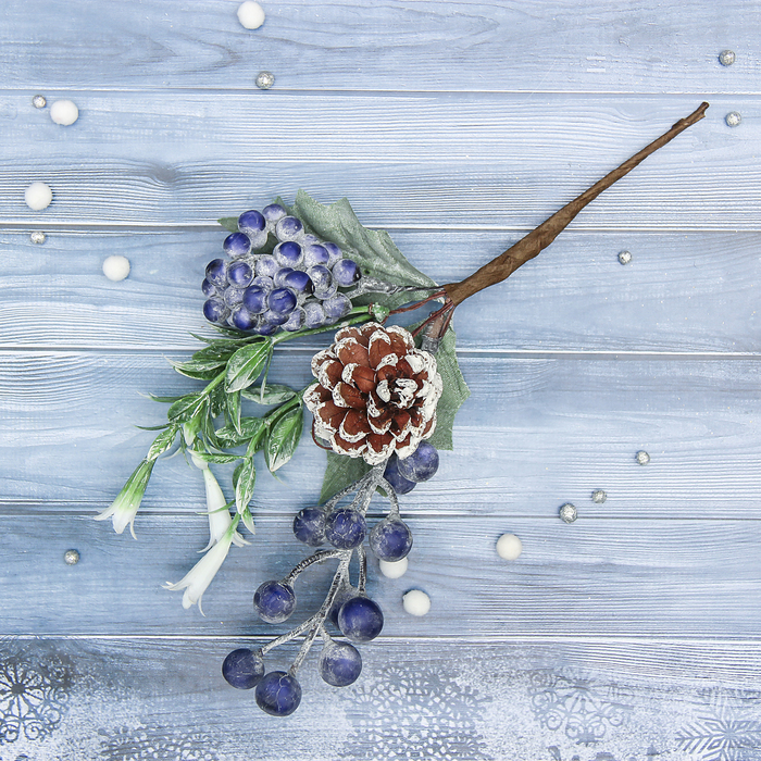 Декор "Зимнее волшебство" шишка с цветами и синими ягодами, 10 см