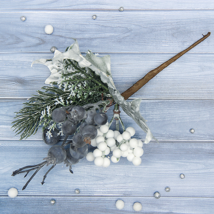 Декор "Зимнее волшебство" ель, падуб и черника, 13 см