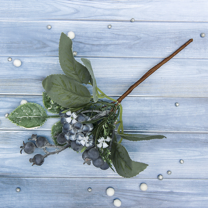 Декор "Зимнее волшебство" черника с белыми цветочками, 13 см