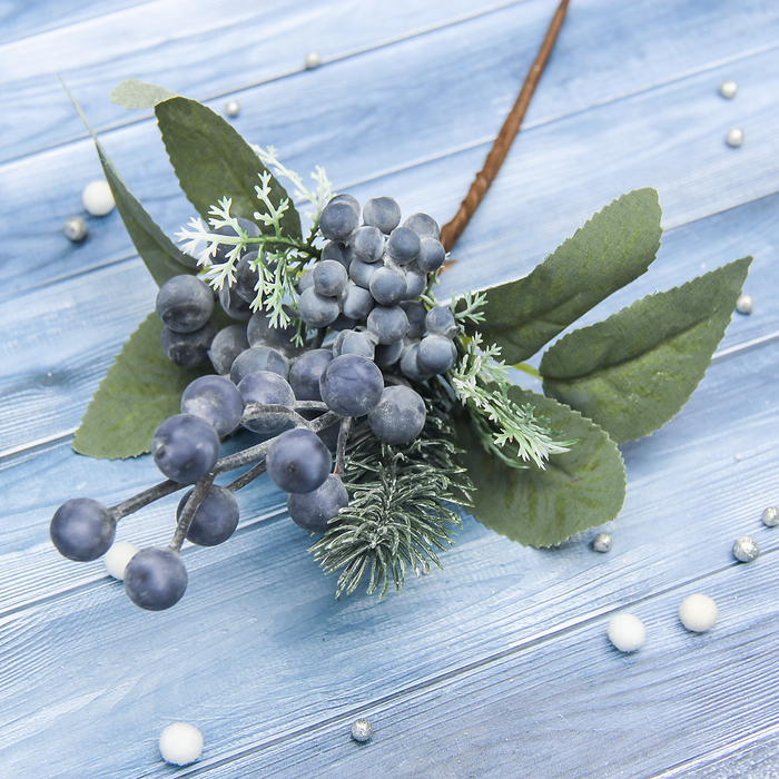 Декор "Зимнее волшебство" ветка черники и ели, 13 см
