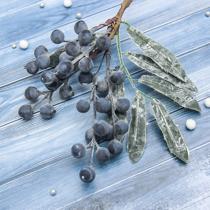 Декор "Зимнее волшебство" веточка черники, 17 см