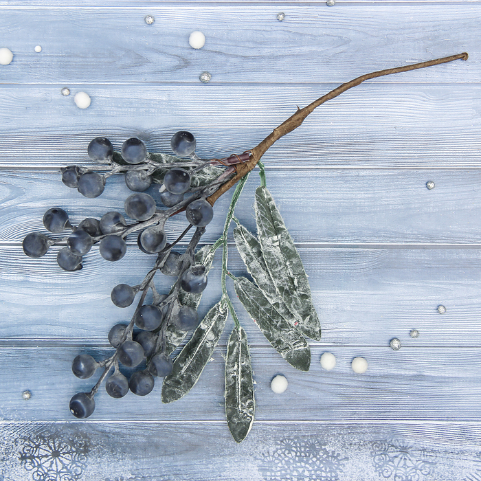 Декор "Зимнее волшебство" веточка черники, 17 см