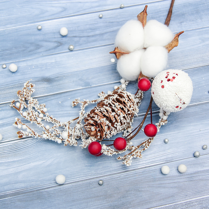 Декор "Зимнее волшебство" снежная ветвь с хлопком, шишкой и ягодами, 25 см