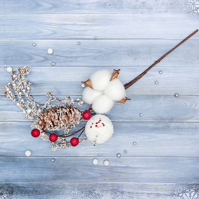Декор "Зимнее волшебство" снежная ветвь с хлопком, шишкой и ягодами, 25 см