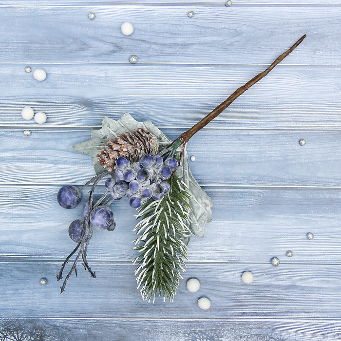 Декор "Зимнее волшебство" ель с шишкой и ягодками, 10 см