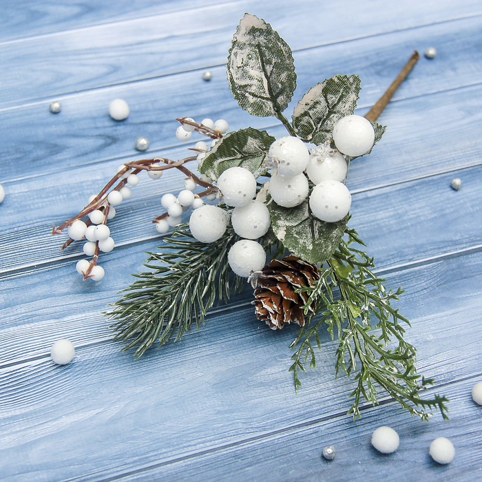 Декор "Зимнее волшебство" ветка со снежноягодником и шишкой, 15 см