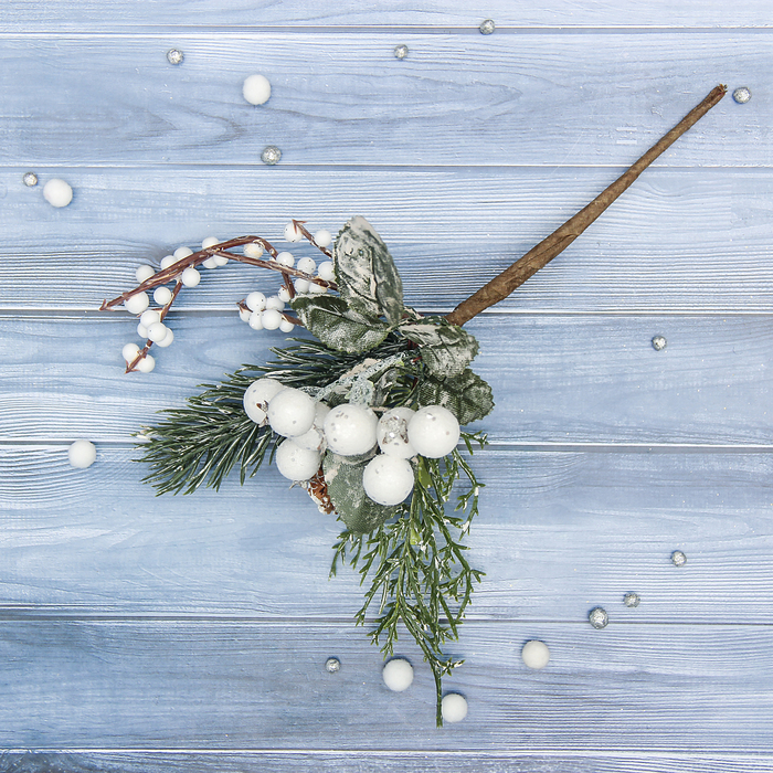 Декор "Зимнее волшебство" ветка со снежноягодником и шишкой, 15 см