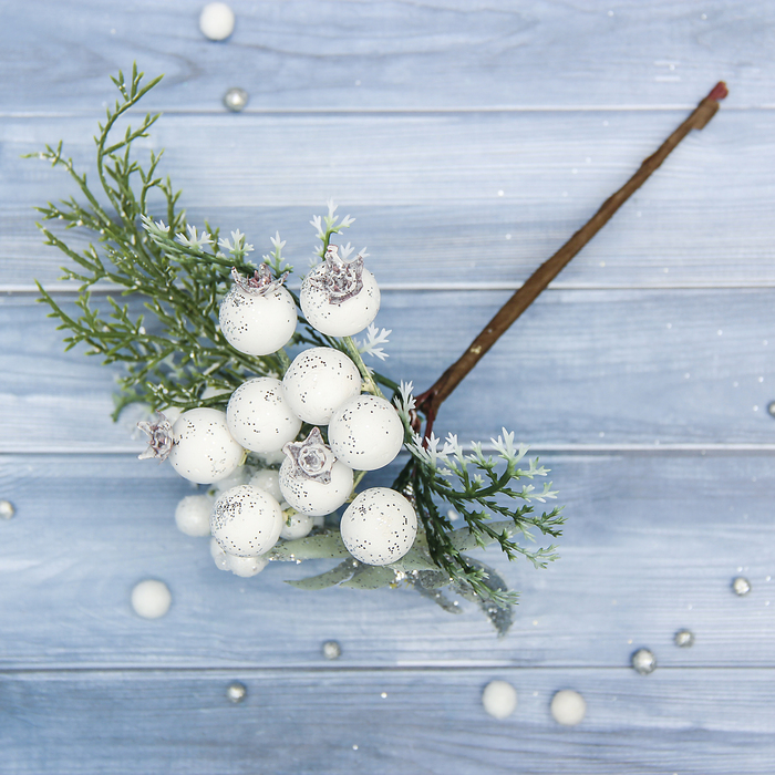 Декор "Зимнее волшебство" ветка с зимним цветком и ягодами, 15 см