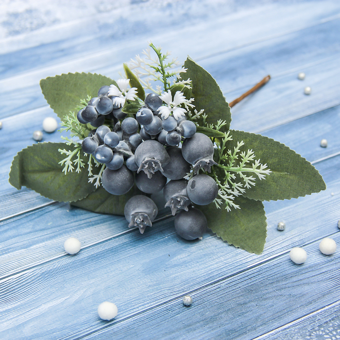 Декор "Зимнее волшебство" черника и белые цветочки, 13 см