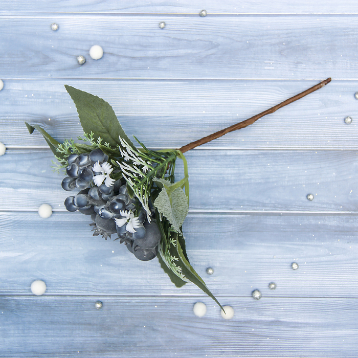 Декор "Зимнее волшебство" черника и белые цветочки, 13 см