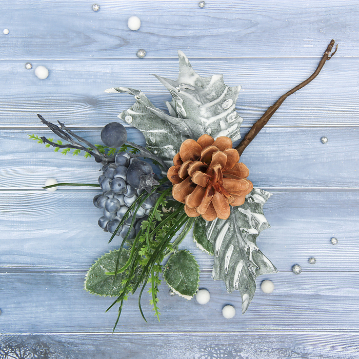 Декор "Зимнее волшебство" зелень с черникой и шишкой, 13 см