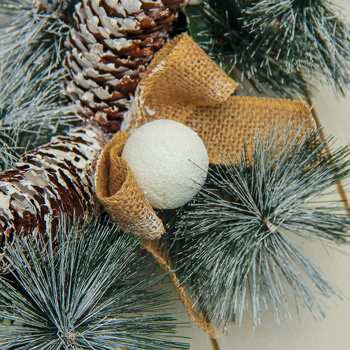 Венок новогодний d- 38 см "Зимнее чудо" шишки, шарики с лентами