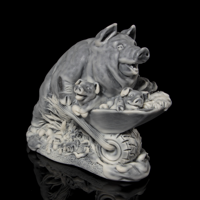 Сувенир "Хряк с поросятами в тачке" 8 см