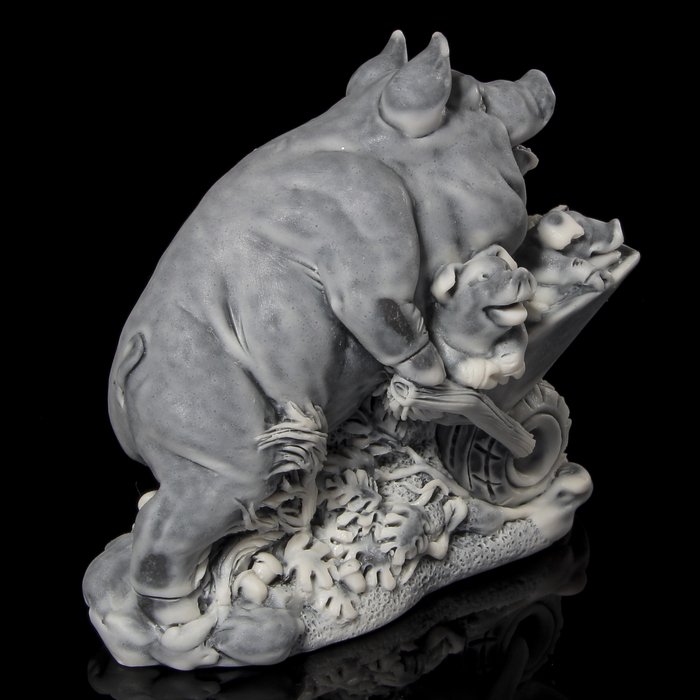 Сувенир "Хряк с поросятами в тачке" 8 см