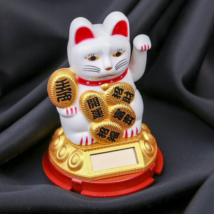 Сувенир "Манэки-Нэко" на солнечной батарейке, пластик 8,5 см