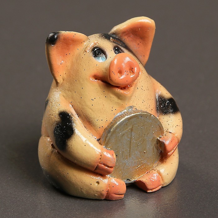 Фигура "Свинка рубль бережет №2" черные пятнышки 5х5х5см