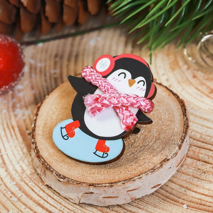 Новогодний значок с объёмным элементом "Катись по жизни с удовольствием"