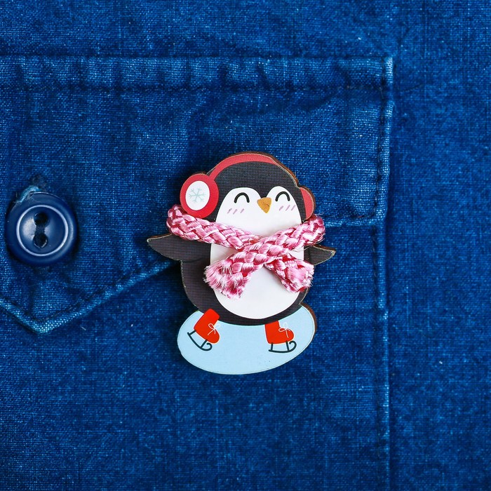 Новогодний значок с объёмным элементом "Катись по жизни с удовольствием"