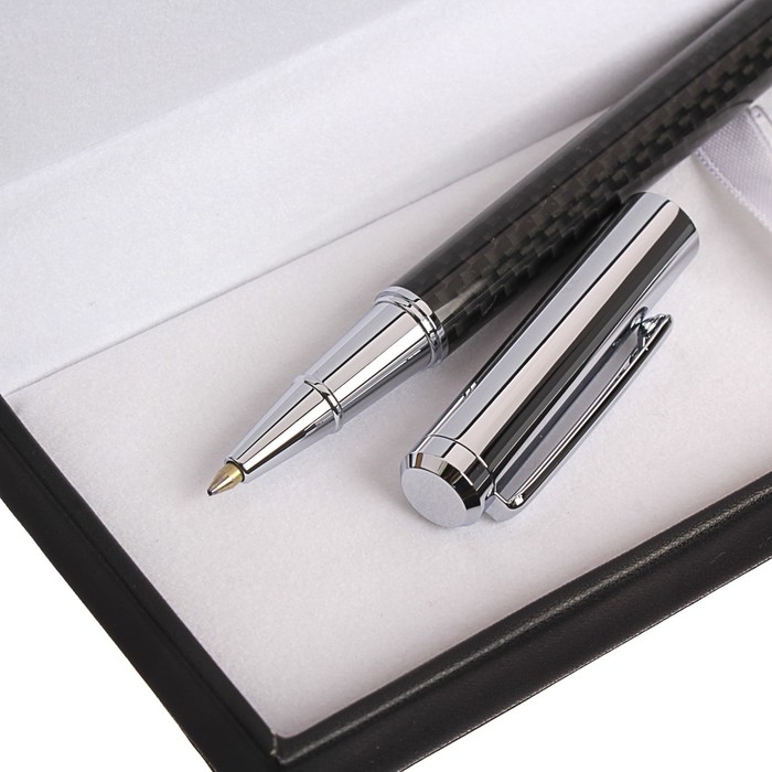 Ручка подарочная шариковая в кожзам футляре Эффект корпус черно-серебристый