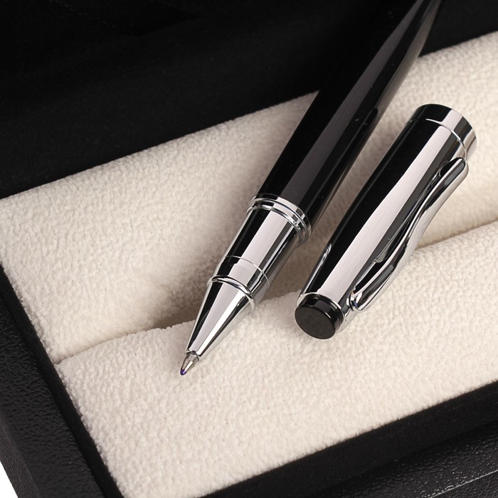 Ручка подарочная шариковая в кожзам футляре Босс корпус черно-серебристый