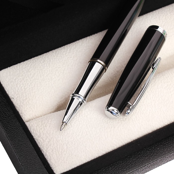 Ручка подарочная шариковая в кожзам футляре Кросс корпус черно-серебристый