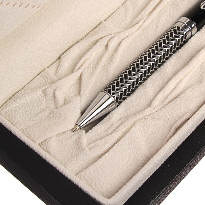 Ручка подарочная шариковая в кожзам футляре поворотная Рельеф корпус черно-серебристый